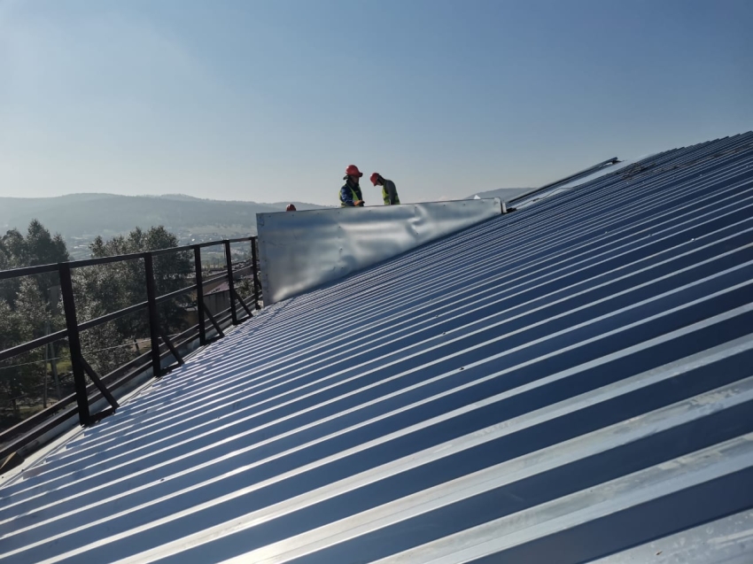Завершается капитальный ремонт крыши, сорванной из-за урагана в Песчанке
